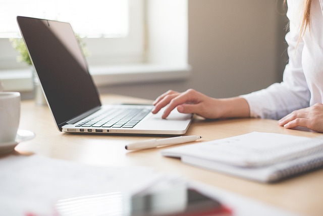 Assistante externalisée : comment gérer efficacement les priorités entre plusieurs directions ?